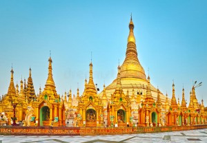 shwedagon-pagoda-w-yangon-myanmar-panorama-72532518